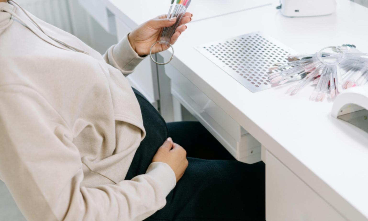 Detailaufnahme professioneller Nagelbehandlung mit hochwertigen Werkzeugen