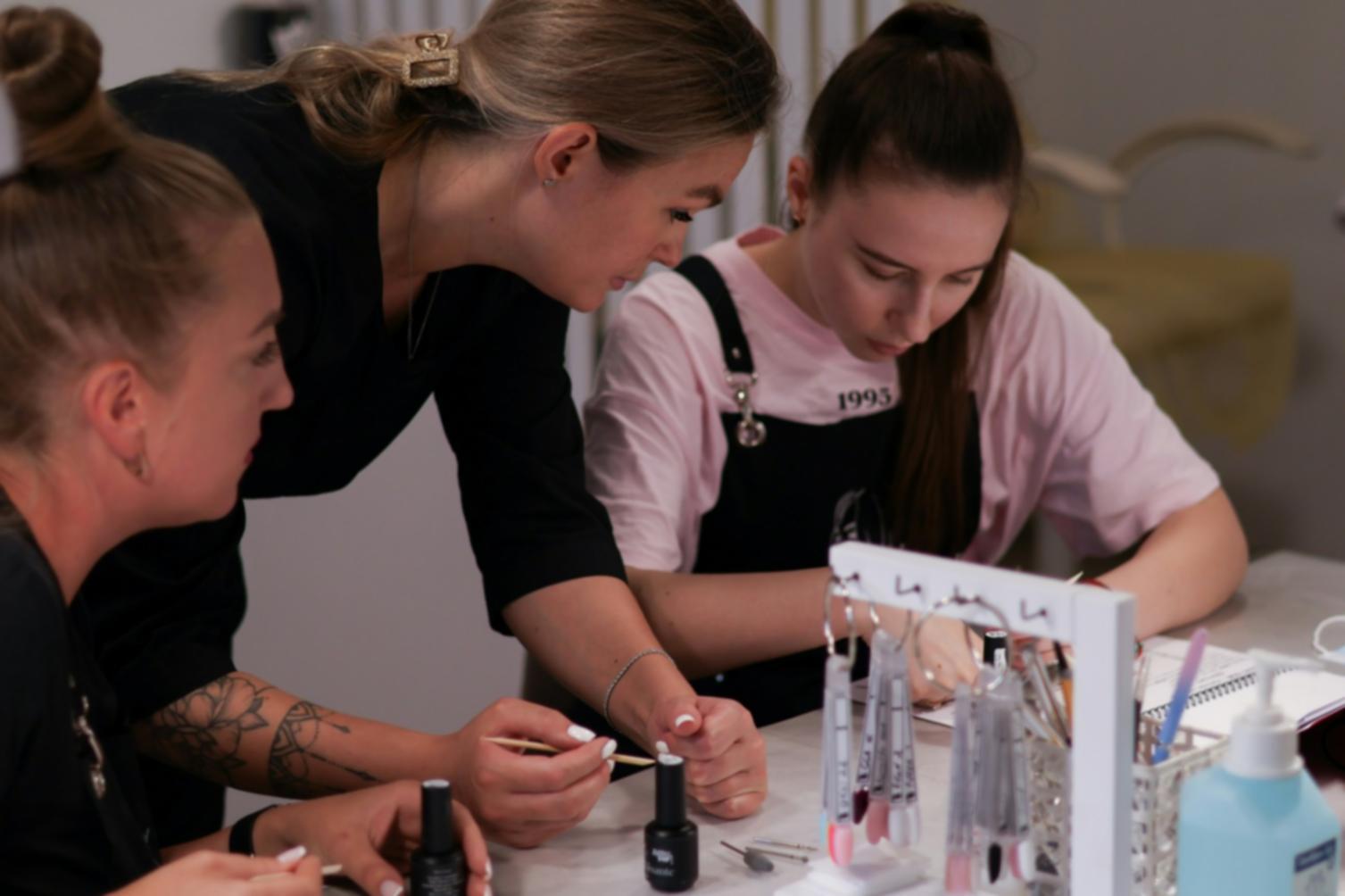 Detailaufnahme professioneller Nagelbehandlung