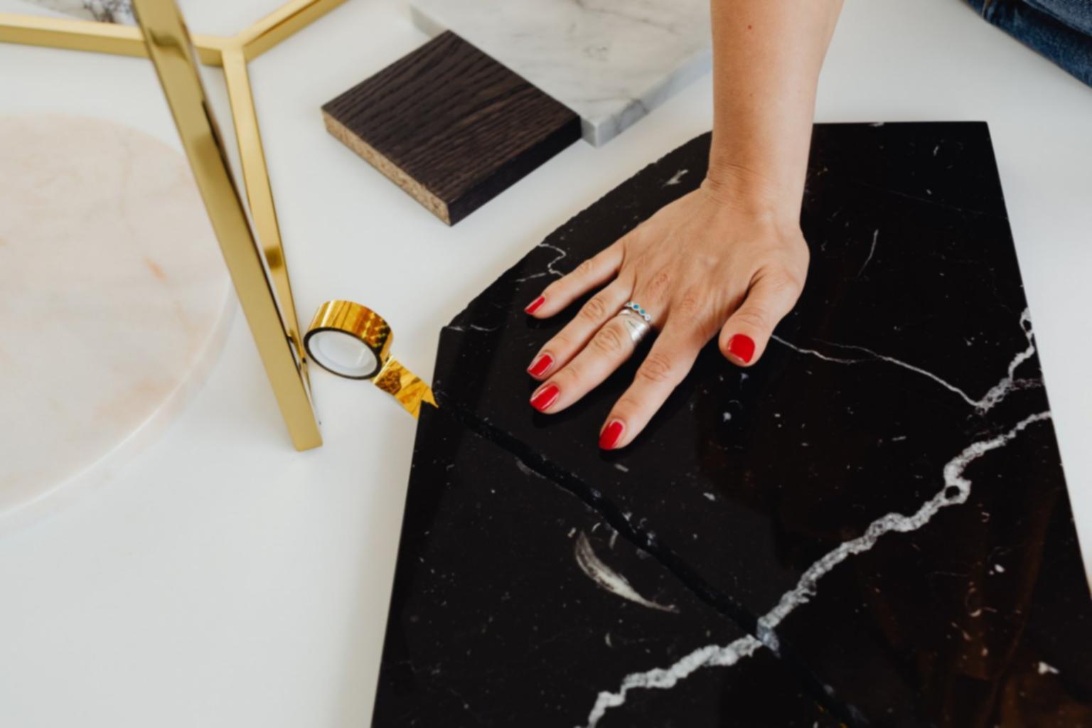 Professionelle Nagelbehandlung in modernem Studio-Ambiente