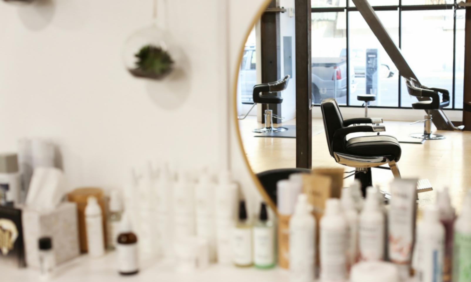 Moderne Salon-Einrichtung mit professioneller Ausstattung