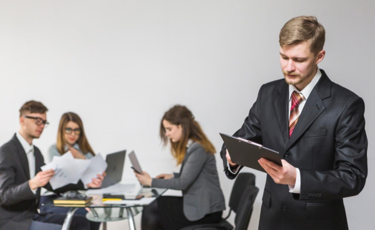 Moderne Nagelstudio-Arbeitsplätze mit professioneller Ausstattung